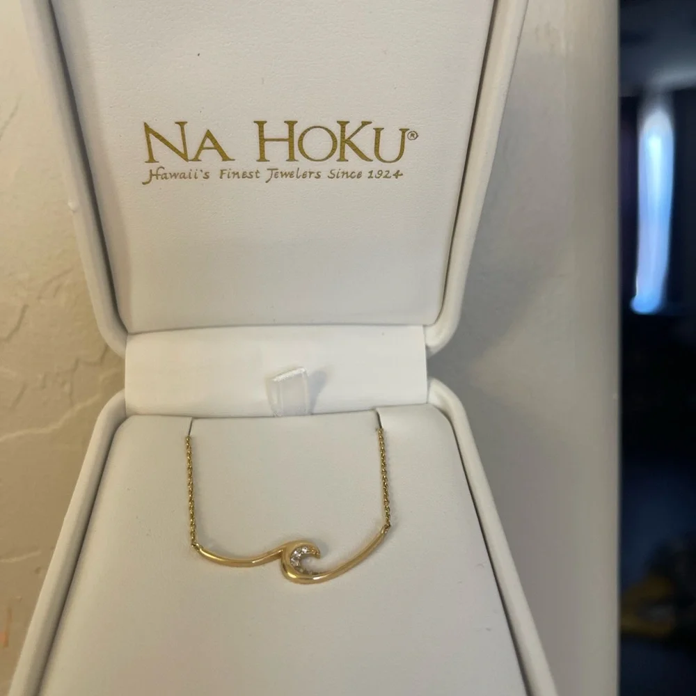 14KY Na Hoku Ocean Swell Diamond Pendant with a permanent attached 18” chain - Picture 1 of 3